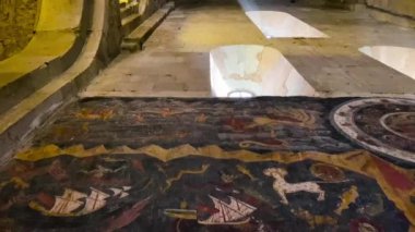  Svetitskhoveli Katedrali. İç görünüm