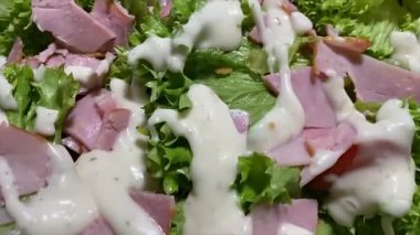 Lezzetli ve taze sezar salatası.,