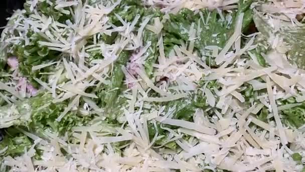 Вкусный и свежий салат Цезарь, — стоковое видео