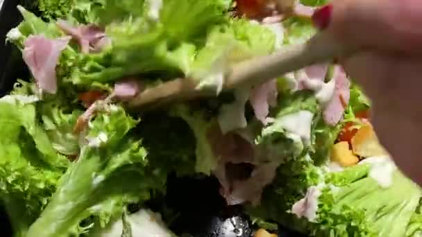 Heerlijke en verse caesar salade, — Stockvideo