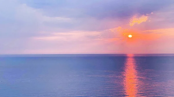 海の上に美しい夕日。素晴らしい夏の天気 — ストック写真