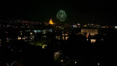 Yeni yıl Tiflis ve havai fişekleri