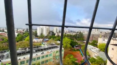  Pencereden bak. Şehirde yağışlı hava.