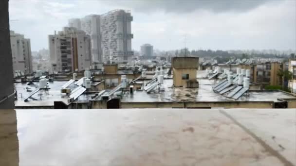 Vue de la fenêtre. Météo pluvieuse dans la ville — Video