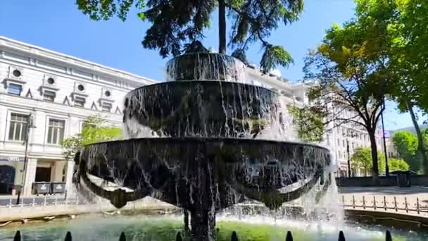 Fuente situada en el centro de Tiflis — Vídeos de Stock