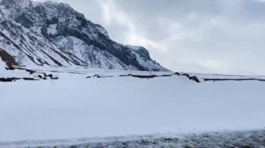 Karla kaplı Kafkas dağları. Arabadan bak.