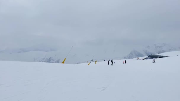 Esquiadores Correm Montanha — Vídeo de Stock