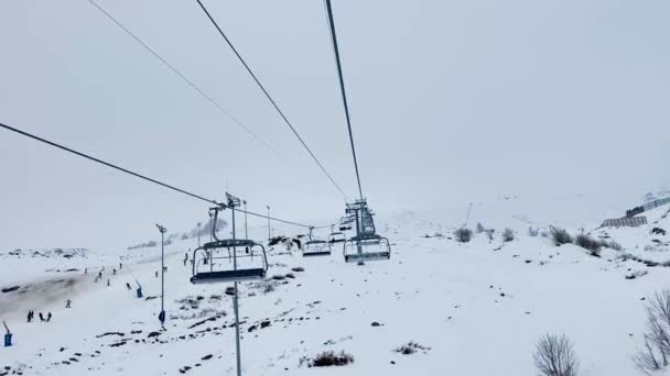 Los Esquiadores Huyen Montaña Teleférico Del Telesilla — Vídeos de Stock