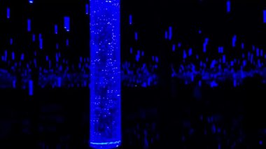 Karanlık bir odada ışık gösterisi