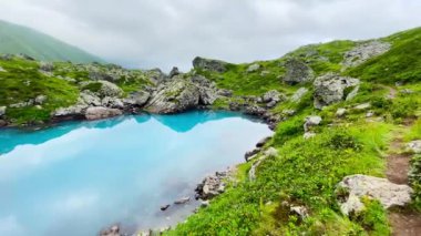  Georgia dağlarındaki Mavi Göl