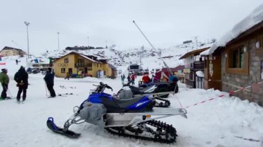 GudaURI, GEORGIA - 22 Şubat 2020: Gudauri 'de kayakçılar ve snowboardcular