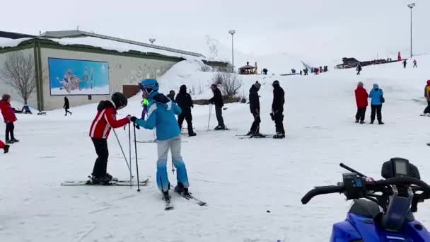 Gudauri Georgien Ruari 2020 Skidåkare Och Snowboardåkare Gudauri — Stockvideo