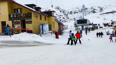 GudaURI, GEORGIA - 22 Şubat 2020: Gudauri 'de kayakçılar ve snowboardcular