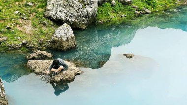 Gürcistan 'ın dağlık bölgelerine ve mavi göle seyahat edin.