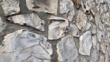 Gri büyük taş duvar