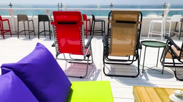 Nowoczesny Taras Hotelowy Krzesłami Różnych Kolorach Widok Morze — Wideo stockowe