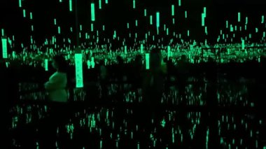 Karanlık bir odada ışık gösterisi