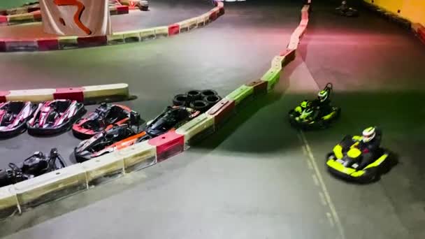 Młodzi chłopcy lubią karting. — Wideo stockowe