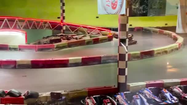 Os meninos estão gostando de karting — Vídeo de Stock