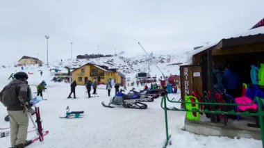 GudaURI, GEORGIA - 22 Şubat 2020: Gudauri 'de kayakçılar ve snowboardcular