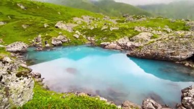  Georgia dağlarındaki Mavi Göl