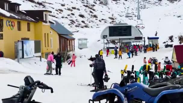 Гудаури, Грузия-22 февраля 2020 года: лыжники и сноубордисты в Гудаури — стоковое видео