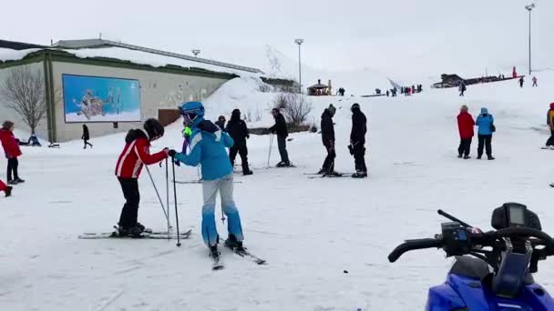 GUDAURI, GEORGIA -FEBRUARI 22, 2020: skiërs en snowboarders in Gudauri — Stockvideo