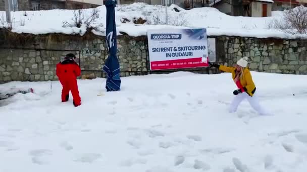 GUDAURI, GEORGIA-FEBRUARY 22, 2020: Sebuah tim yang terdiri dari dua orang bermain bola salju — Stok Video