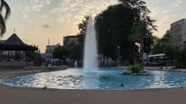 Una hermosa fuente en el parque de la ciudad — Vídeos de Stock