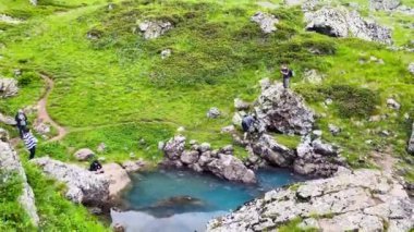  Georgia dağlarındaki Mavi Göl