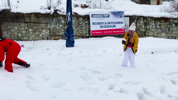 GUDAURI, ΓΕΩΡΓΙΑ -22 ΦΕΒΡΟΥΑΡΙΟΥ 2020: Μια ομάδα δύο ανθρώπων που παίζουν χιονόμπαλα — Αρχείο Βίντεο