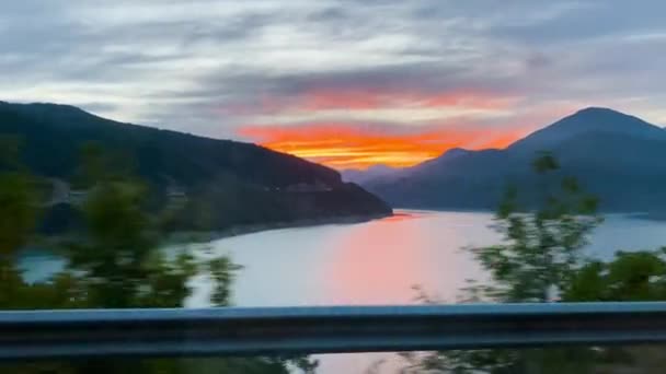 Zonsondergang bij het Zhinvali stuwmeer. Zicht vanuit auto — Stockvideo