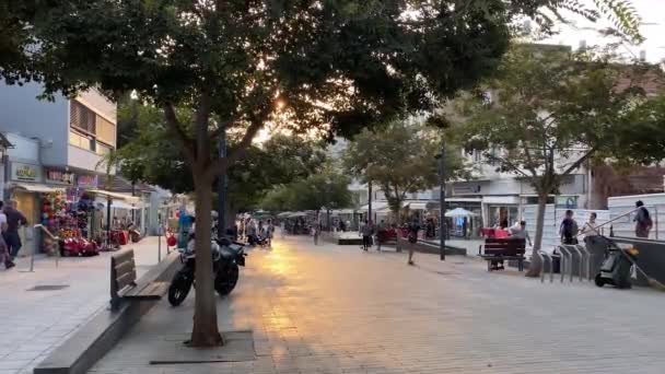 RISHON LEZION, ISRAEL- SEPTEMBER 08 2020 : Rothshild street In the evening — Stock Video