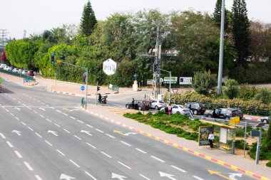 RISHON LEZION, ISRAEL - 12 Nisan 2018: Yahudi Soykırımı Lezyonu 'nun kurbanlarını anmak için bir dakikalık saygı duruşu