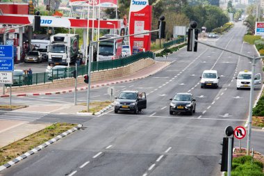 RISHON LEZION, ISRAEL - 12 Nisan 2018: Yahudi Soykırımı Lezyonu 'nun kurbanlarını anmak için bir dakikalık saygı duruşu
