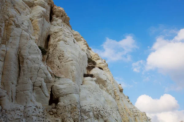 Witte rots kalksteen en blauwe lucht rosh hanikra, Israël — Stockfoto