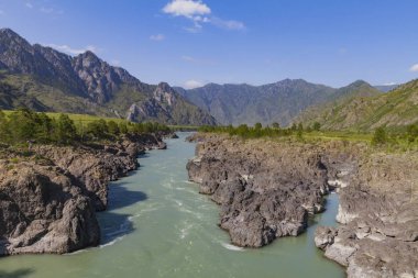 Altai Mountain Katun nehir akışı.