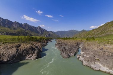 Altai Mountain Katun nehir akışı.