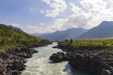 Altai Mountain Katun nehir akışı.