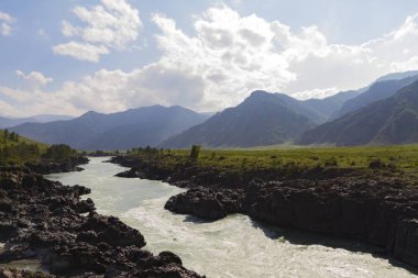 Altai Mountain Katun nehir akışı.