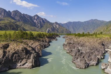 Altai Mountain Katun nehir akışı.