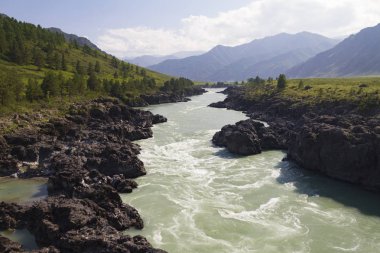 Altai Mountain Katun nehir akışı.