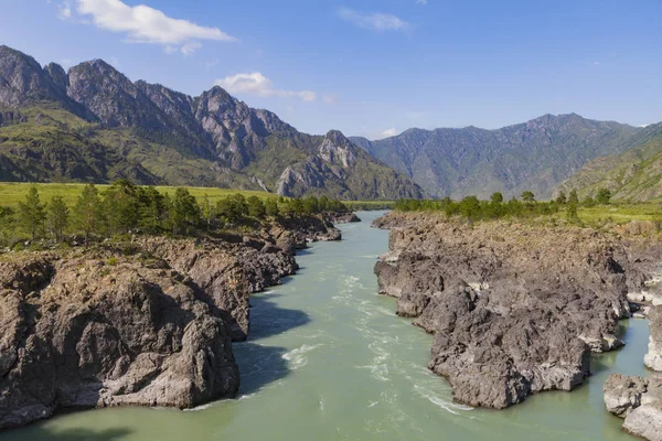 Altai Mountain Katun nehir akışı.