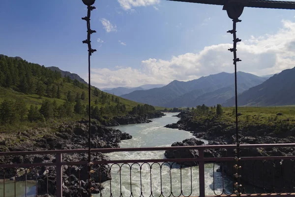 Altai Mountain Katun nehir akışı.