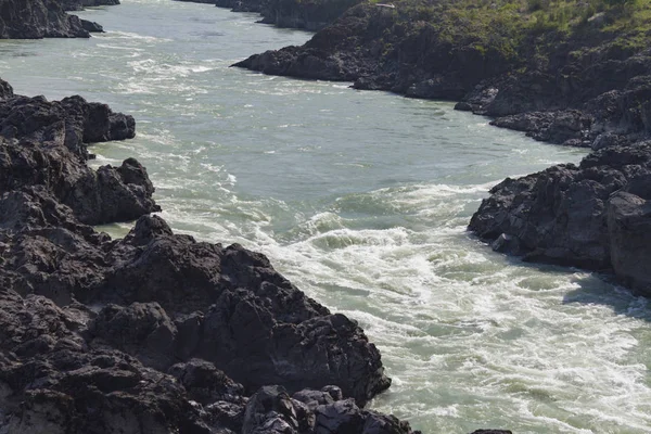 Altai Mountain Katun nehir akışı.