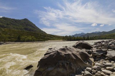 Altai 'de Chuya Nehri 'nin hızlı akımı