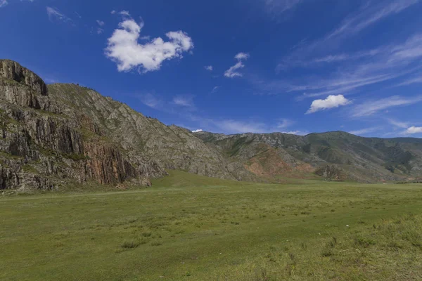 Paisagem montesa com nuvens. — Fotografia de Stock