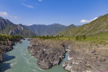 Altai Mountain Katun nehir akışı.