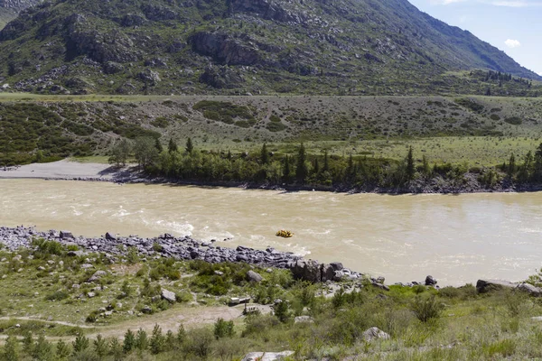 Altai Mountain 'de nehir rafting