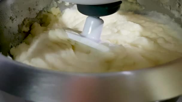 Vaření bramborové kaše — Stock video
